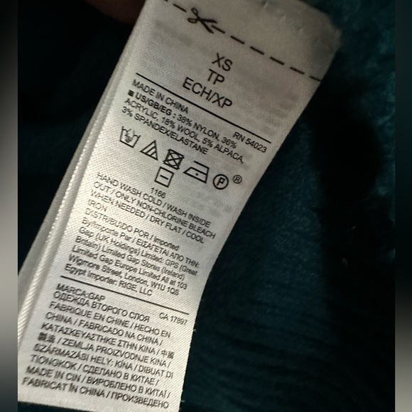 GAP Boucle V-Neck Sweater - Picture 4 of 6